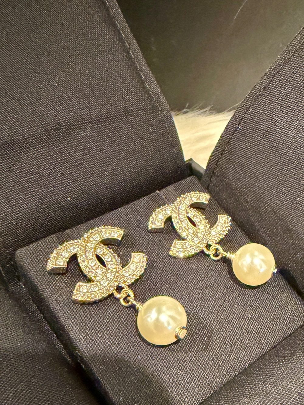 NEW Chanel Resin and Strass Metal Pearl Drop Earrings - Picture 4 of 11